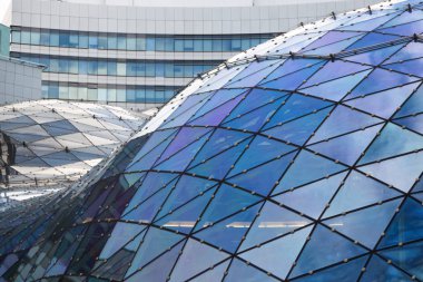 Geniş açı çelik ışık mavi yüksek artış ticari bina gökdelen dış camdan arka plan görünümünü Özet. kavram başarılı modern endüstriyel mimari ve Ofis Merkezi Binası