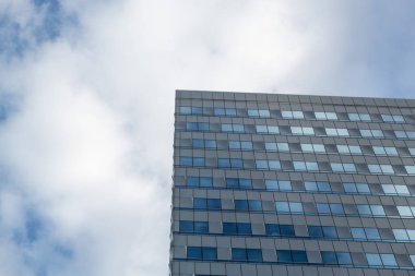Geniş açı çelik ışık mavi yüksek artış ticari bina gökdelen dış camdan arka plan görünümünü Özet. kavram başarılı modern endüstriyel mimari ve Ofis Merkezi Binası