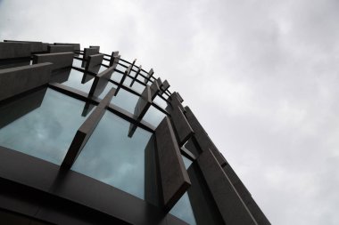 Geniş açı çelik ışık mavi yüksek artış ticari bina gökdelen dış camdan arka plan görünümünü Özet. kavram başarılı modern endüstriyel mimari ve Ofis Merkezi Binası