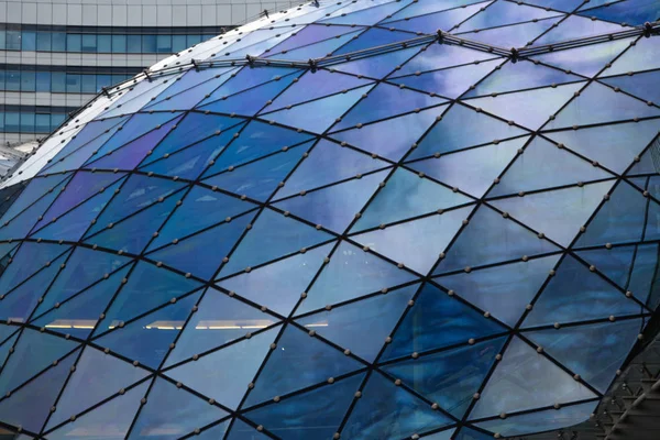 Weitwinkel abstrakte Hintergrundansicht von Stahl hellblau Hochhaus kommerziellen Gebäude Wolkenkratzer aus Glas außen. Konzept erfolgreicher moderner Industriearchitektur und Bürozentrumsbau — Stockfoto