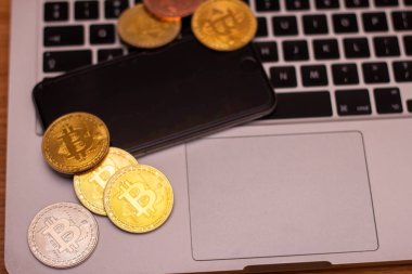 Bir yığın altın bitcoin sikke gümüş klavye Laptop. Sanal cryptocurrency kavramı. Bitcoins online iş araştırma. Bitcoins ticaret.