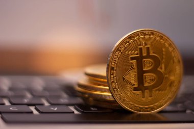 Bir yığın altın bitcoin sikke gümüş klavye Laptop. Sanal cryptocurrency kavramı. Bitcoins online iş araştırma. Bitcoins ticaret.