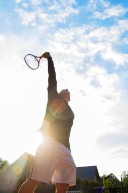 Bir tenis oyunu bir sahada oynayan profesyonel tenis oyuncusu. Raketle topa vurmayı o.