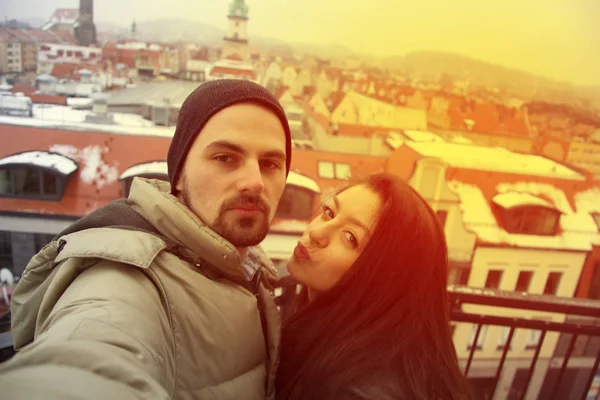 Pareja amorosa tomando selfie en invierno con panorama de la ciudad. Feliz en Alemania — Foto de Stock
