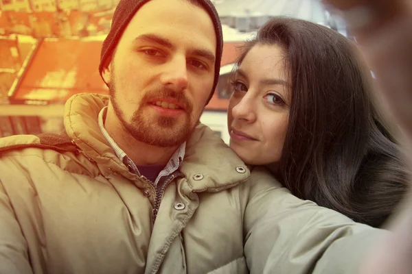 Pareja amorosa tomando selfie en invierno con panorama de la ciudad. Feliz en Alemania — Foto de Stock