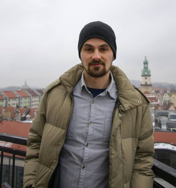 Bulanık şehir zemin üzerine düşünceli genç Avrupa öğrenci. Araştırma ve gelecek gülümseme iyimser kavramı.