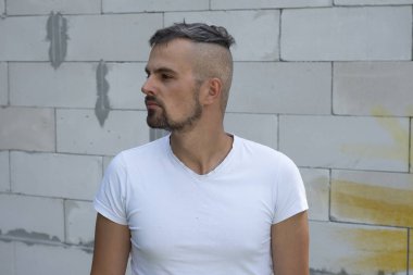 adam tuğla odada kamera out benziyor