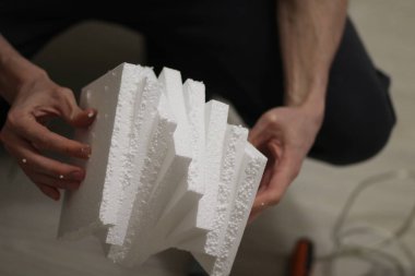 Eldeki malzemelerden el işi.