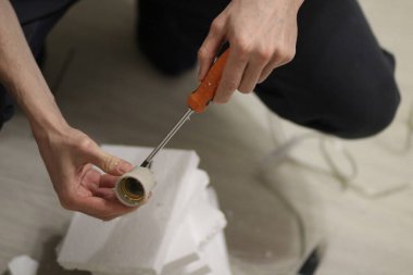 Eldeki malzemelerden el işi.