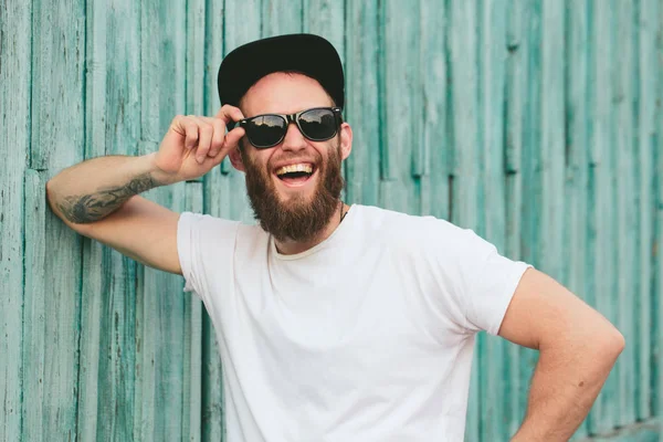 Hipster Stilig Manlig Modell Med Skägg Bär Vit Blank Shirt — Stockfoto