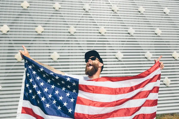Άνθρωπος Ευτυχισμένος Hipster Κρατώντας Αμερικανικές Τις Ηπα Σημαία Φοράει Casual — Φωτογραφία Αρχείου