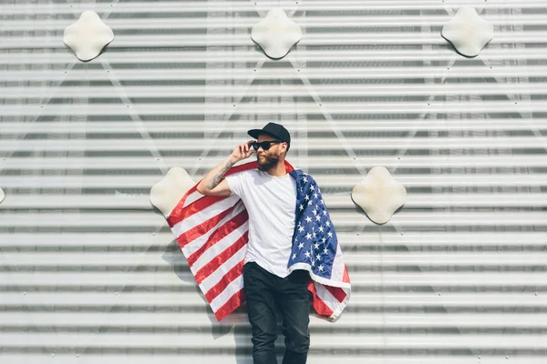 Gelukkig Hipster Man Die Amerikaanse Usa Vlag Hij Het Dragen — Stockfoto