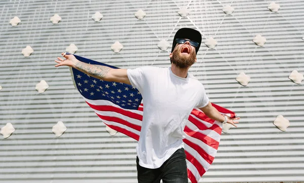 Glad Hipster Mannen Håller Amerikanska Eller Usa Flagga Han Bär — Stockfoto