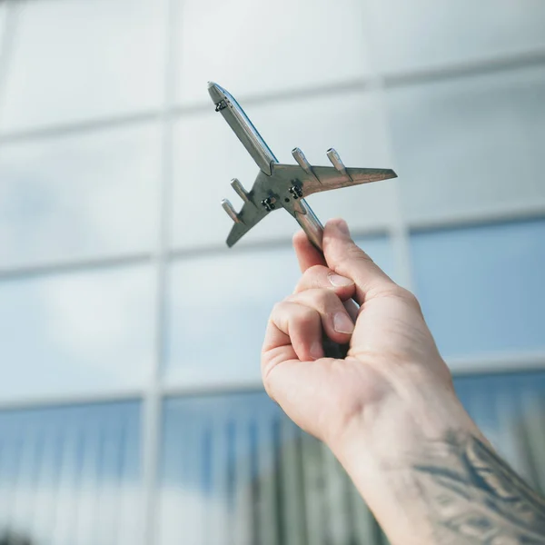 Handen Håller Belägga Med Metall Flygplan — Stockfoto