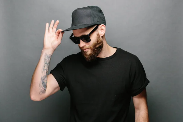 Hipster Gutaussehendes Männliches Model Mit Bart Trägt Schwarzes Blanko Shirt — Stockfoto