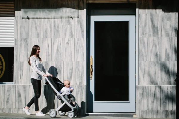 Anya Sétál Egy Babával Egy Babakocsival Város Utcájában — Stock Fotó