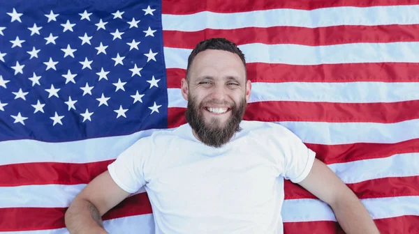 Feliz Hombre Hipster Con Bandera Americana Estadounidense Lleva Ropa Casual —  Fotos de Stock