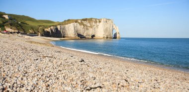 Güzel sahil şeridi ve kaymaktaşı kayalıklarla Etretat görünümü