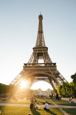 Paris, Fransa - 19 Haziran 2017: Görünüm Eyfel Kulesi, Champ de Mars görünümünden sabah mavi gökyüzünde bir arka plan ile