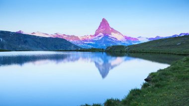 İsviçre 'nin Zermatt şehrinde beyaz kar ve mavi gökyüzü ile Matterhorn Dağı