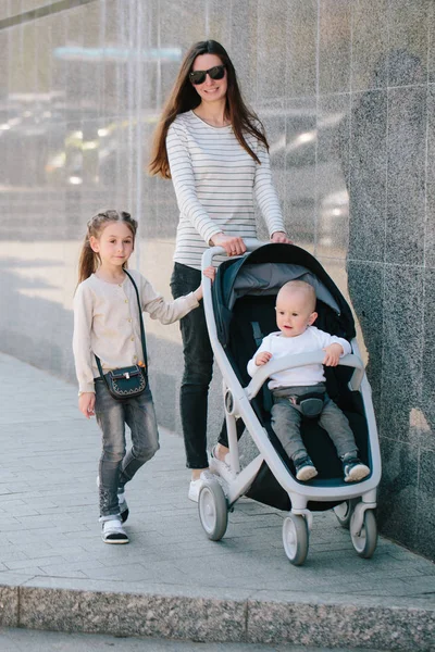 Moeder Wandelen Met Een Baby Een Kinderwagen Stad Straat — Stockfoto