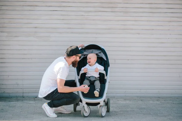 Πατέρα Περπάτημα Ένα Καρότσι Και Ένα Μωρό Στους Δρόμους Της — Φωτογραφία Αρχείου