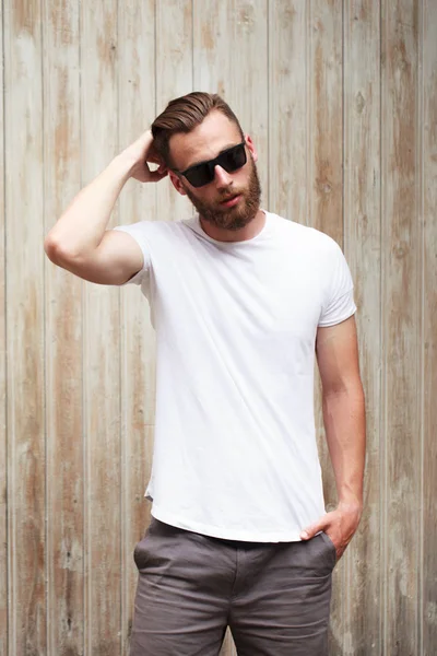 Hipster Knappe Mannelijke Model Met Baard Dragen Witte Lege Shirt — Stockfoto