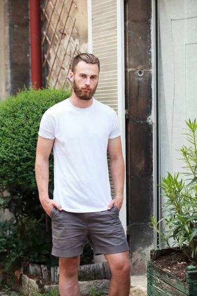 Hipster Model Mężczyzna Przystojny Brodą Sobie Biały Shirt Puste Miejscem — Zdjęcie stockowe