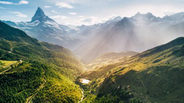 Matterhorn dağ beyaz kar ve mavi gökyüzü n İsviçre'deki epik havadan görünümü
