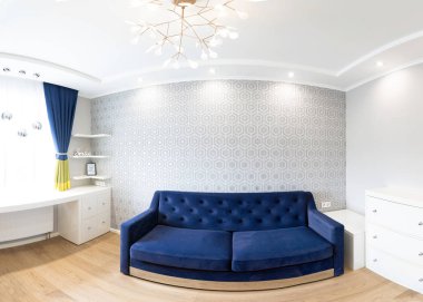 Modern oturma odası iç tasarım mavi kanepe ve büyük bir pencere ile