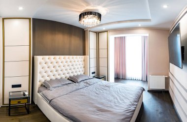 Büyük bir yatak ve bir avize modern yatak odası iç