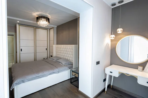Modern Bedroom Interior Big Bed Chandelier — Stock Photo, Image