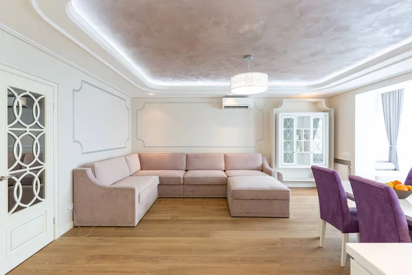 Modern Living Room Interior Design Purple Sofa Big Chandelier — Stock Photo, Image