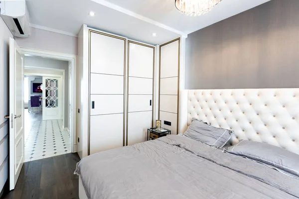 Modern Bedroom Interior Big Bed Chandelier — Stock Photo, Image