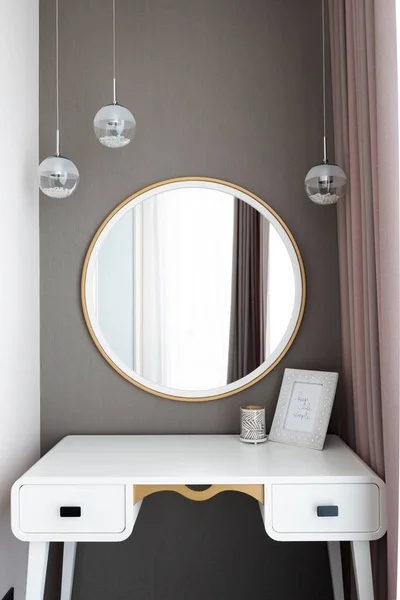 Консольное Зеркало Макияжа Современном Номере — стоковое фото