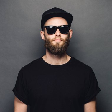 Hipster yakışıklı erkek model siyah boş t-shirt giyen sakallı