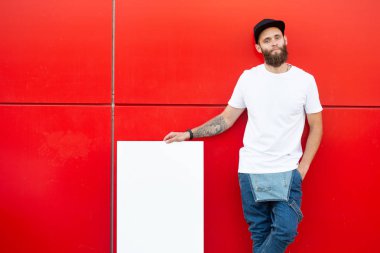 Bir poster tutan hipster adam