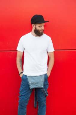Hipster yakışıklı erkek model beyaz boş t-shirt ve logonuzu yeri olan bir beyzbol şapkası giyen sakallı