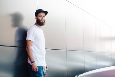 Hipster yakışıklı erkek model beyaz boş t-shirt ve logonuzu yeri olan bir beyzbol şapkası giyen sakallı