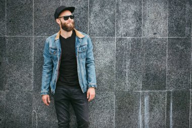 Hipster yakışıklı erkek model siyah boş t-shirt giyen sakallı