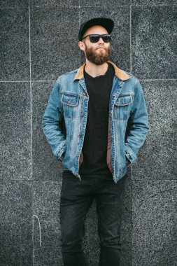 Hipster yakışıklı erkek model siyah boş t-shirt giyen sakallı