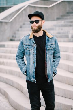 Hipster yakışıklı erkek model siyah boş t-shirt giyen sakallı