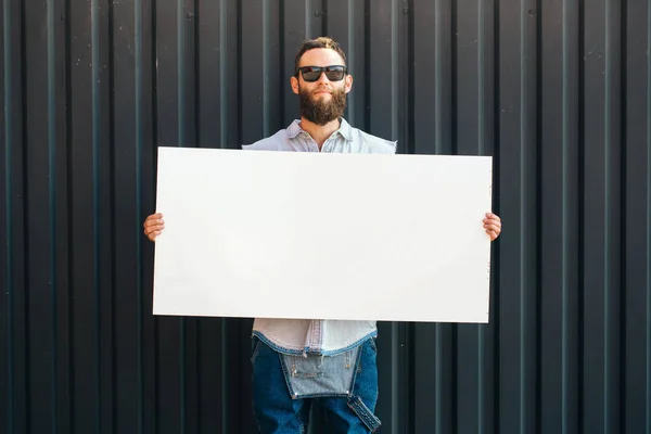 Hipster Hombre Sosteniendo Cartel —  Fotos de Stock