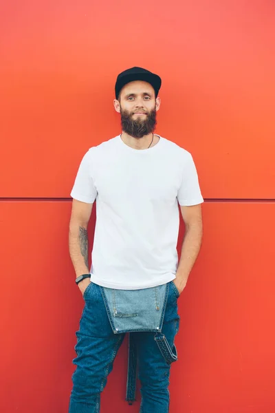 Hipster Guapo Modelo Masculino Con Barba Con Blanco Blanco Camiseta — Foto de Stock