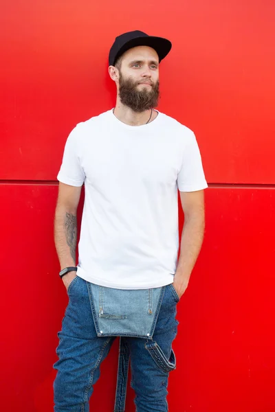 Hipster Guapo Modelo Masculino Con Barba Con Blanco Blanco Camiseta — Foto de Stock