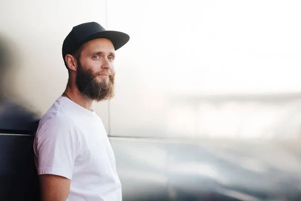 Hipster Knappe Mannelijke Model Met Baard Dragen Witte Lege Shirt — Stockfoto