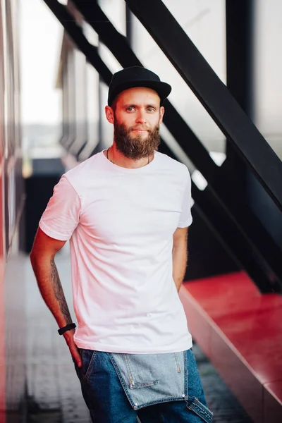 Hipster Model Mężczyzna Przystojny Brodą Sobie Białe Puste Shirt Czapkę — Zdjęcie stockowe