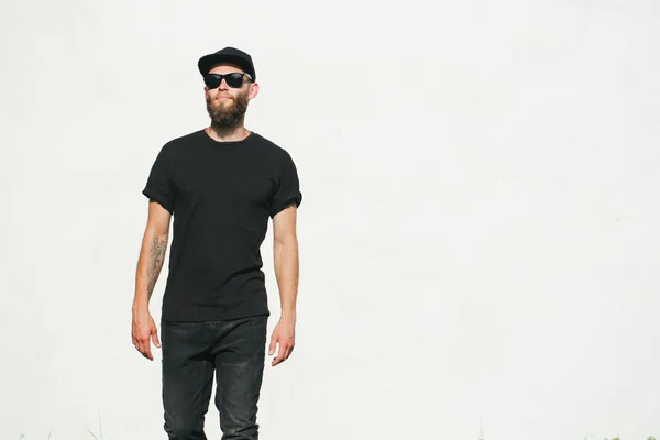 Hipster Knappe Mannelijke Model Met Baard Dragen Zwart Leeg Shirt — Stockfoto