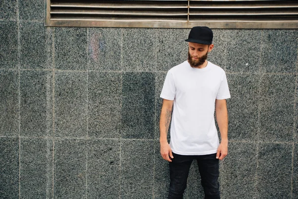 Hipster Guapo Modelo Masculino Con Barba Con Blanco Blanco Camiseta —  Fotos de Stock