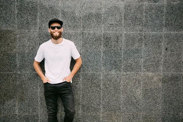 Hipster Gutaussehendes Männliches Model Mit Bart Weißem Shirt Und Baseballmütze — Stockfoto